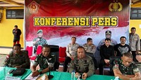Tim gabungan TNI-Polri kini masih fokus melakukan penyelamatan bagi warga yang terlihat di hutan berjalan kaki.  