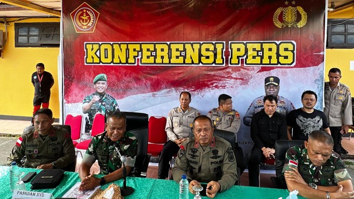 Polisi mengungkap ada 25 warga sipil di Distrik Paro, Kabupaten Nduga, Papua Pegunungan yang kembali dievakuasi ke Distrik Kenyam. Mereka menyusul diselamatkan usai lebih dulu mengevakuasi 15 pekerja yang sempat diintimidasi oleh kelompok kriminal bersenjata (KKB), Jumat (10/2/2023).