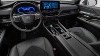 Tersedia pula meter cluster digital 12,3 inci sebagai tambahan, kaca spion digital dan tampilan head-up di versi Platinum, serta kursi depan berpemanas dan berventilasi di tipe Model Limited dan Platinum. Foto: Dok. Toyota