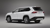 Grand Highlander akan ditawarkan dalam varian XLE, Limited, dan Platinum. Mobil ini akan dibekali layar infotainment berukuran 12,3 inci sebagai standar. Sistem ini dilengkapi dengan fungsionalitas nirkabel Apple CarPlay dan Android Auto. Foto: Dok. Toyota