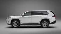 Grand Highlander memiliki panjang sekitar 5,11 meter atau lebih panjang 0,165 meter dari Highlander model standar. Sementara dibandingkan dengan Toyota Sequoia, Grand Highlander tidak lebih panjang. Sebab Sequoia punya panjang total hingga 5,2 meter. Foto: Dok. Toyota