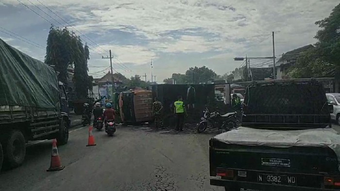 truk terguling di pasuruan