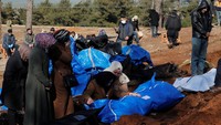 Para perempuan berduka untuk kerabat di pemakaman korban gempa mematikan, di Kahramanmaras, Turki. REUTERS/Dilara Senkaya  