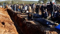 Banyaknya jumlah korban membuat pemakaman dilakukan secara massal. REUTERS/Suhaib Salem