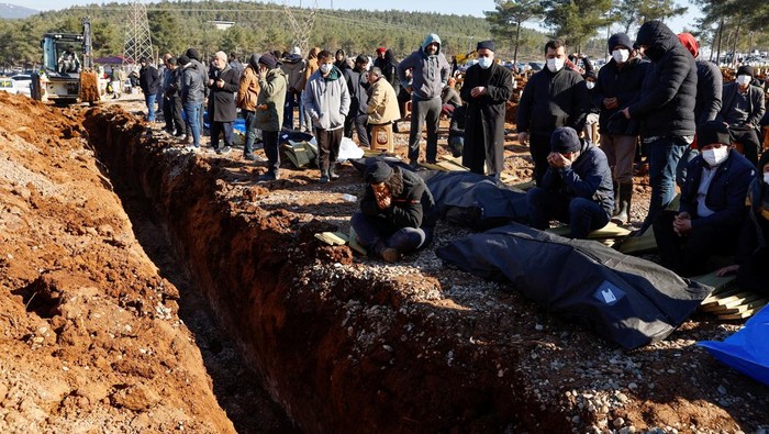 People bury victims of the deadly earthquake, in a cemetery in Kahramanmaras, Turkey February 9, 2023. REUTERS/Suhaib Salem