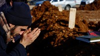 Seseorang berdoa untuk koleganya yang meninggal akibat gempa dahsyat yang mengguncang Turki dan Suriah. REUTERS/Suhaib Salem  