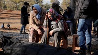 Orang-orang berkabung untuk seorang kerabat di pemakaman korban gempa mematikan, di Kahramanmaras, Turki, Kamis (9/2/2023). REUTERS/Dilara Senkaya  