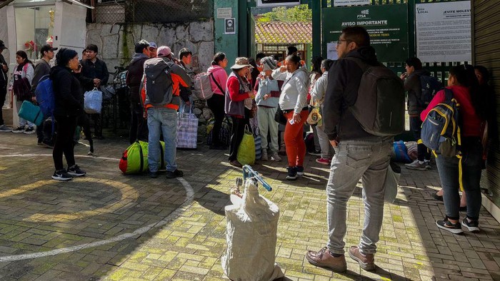Tutup Imbas Demo, Layanan Kereta Api ke Machu Picchu Kembali Dibuka People gather outside the train station of the town of Machu Picchu, Peru to leave after the arrival of the first train following the service from Ollantaytambo renewal on February 8, 2023. - The train service to Machu Picchu in Peru was partially reactivated this Wednesday to transport local residents, after the suspension of almost three weeks due to blockades of the railways due to the anti-government protests that have shaken the Andean country. (Photo by Carolina Paucar / AFP) (Photo by CAROLINA PAUCAR/AFP via Getty Images)