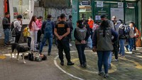 Layanan kereta api ke Machu Picchu di Peru sebagian diaktifkan kembali Rabu ini untuk mengangkut penduduk setempat hingga sejumlah wisatawan. Meski begitu, Benteng Machu Picchu tetap ditutup.