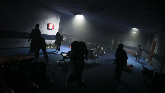 Sejumlah pengunjung berlari saat memasuki wahana  Zombie Apocalypse: Rise of The Dead di Mal Taman Anggrek, Jakarta, Jumat (10/2/2023). Wahana zombie yang diadaptasi dari film Resident Evil tersebut menjadi wahana alternatif masyarakat ibu kota yang dibuka hingga 19 Februari 2023 mendatang. ANTARA FOTO/Rivan Awal Lingga/YU