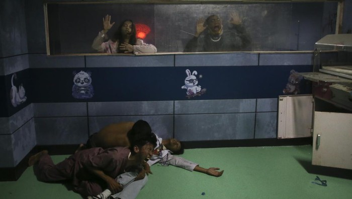 Sejumlah pengunjung berlari saat memasuki wahana  Zombie Apocalypse: Rise of The Dead di Mal Taman Anggrek, Jakarta, Jumat (10/2/2023). Wahana zombie yang diadaptasi dari film Resident Evil tersebut menjadi wahana alternatif masyarakat ibu kota yang dibuka hingga 19 Februari 2023 mendatang. ANTARA FOTO/Rivan Awal Lingga/YU