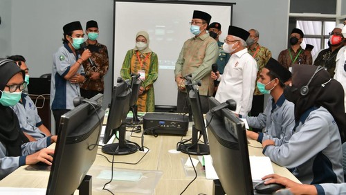 Wakil Presiden Maruf Amin bersama Menteri Ketenagakerjaan Ida Fauziyah dan Gubernur NTB Zulkieflimansyah saat meresmikan BLK komunitas di Pondok Pesantren Manhalul Ma’arif Nahdlatul Ulama di Kecamatan Praya Barat Daya, Lombok Tengah, Jumat (10/2/2023). (Foto: IST)