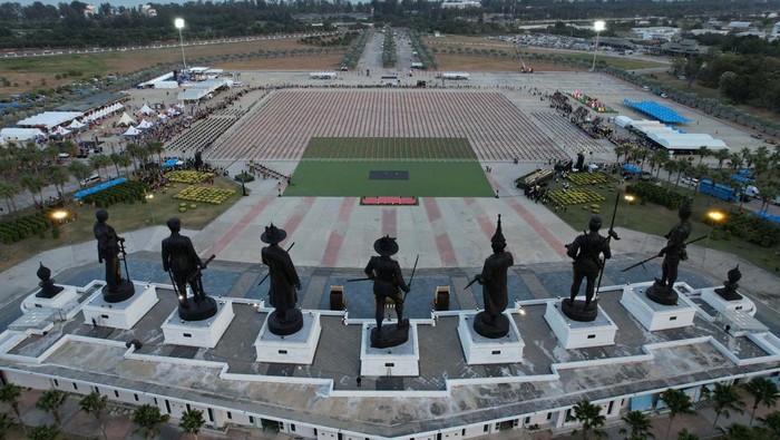 Muay Thai boxers perform the 