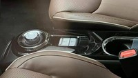 Sedangkan di konsol tengah terpasang transmisi putar, cup holder dan beberapa tombol dengan fungsi yang berbeda-beda. Jika diperhatikan, mobil tersebut tak banyak berbeda dibandingkan Wuling Air ev. Foto: Wuling/Carnews