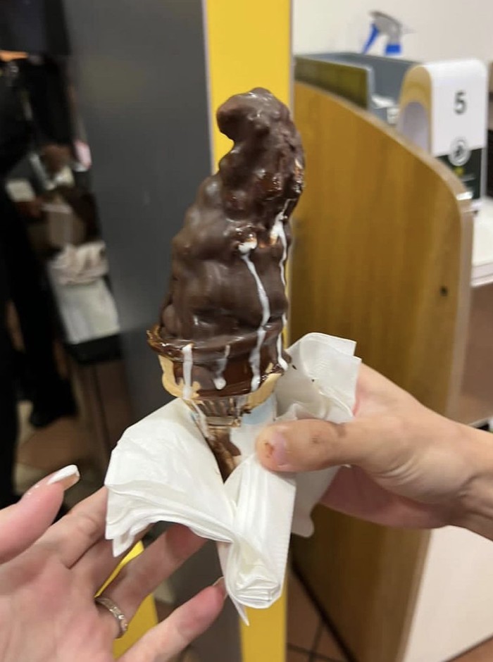10 Potret Burger hingga Es Krim McDonald's Tak Sesuai Ekspektasi 10 Potret Burger hingga Es Krim McDonald's Tak Sesuai Ekspektasi