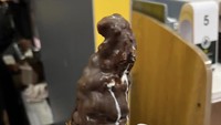 Semua es krim cone McD nikmat, namun kalau bentuknya tak sempurna seperti ini, bagaimana ya? Tampak eskrim sudah meleleh sebelum dimakan.