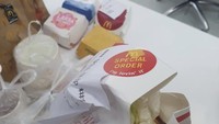 Pesan burger McSpicy, pelanggan ini tak beruntung karena kemasannya sudah penyok sebelum dibuka. Semoga rasanya masih enak ya!