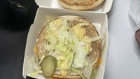 Lebih sedih lagi melihat burger ini karena patty-nya tidak ada. Rupanya pelanggan menemukan patty jatuh di kantong lain!