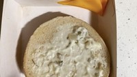 Keju pada burger harusnya menambah kenikmatan, tapi bagaimana jika kejunya meleleh di luar ya?