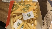 Pelanggan ini minta ekstra garam untuk pesanan kentang gorengnya, tapi ia tak menyangka malah diberi banyak garam sachet!