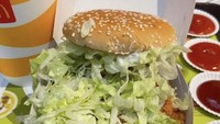 Burger ini sepertinya cocok disebut McGrass ya? Irisan seladanya terlampau banyak, mirip rumput! 