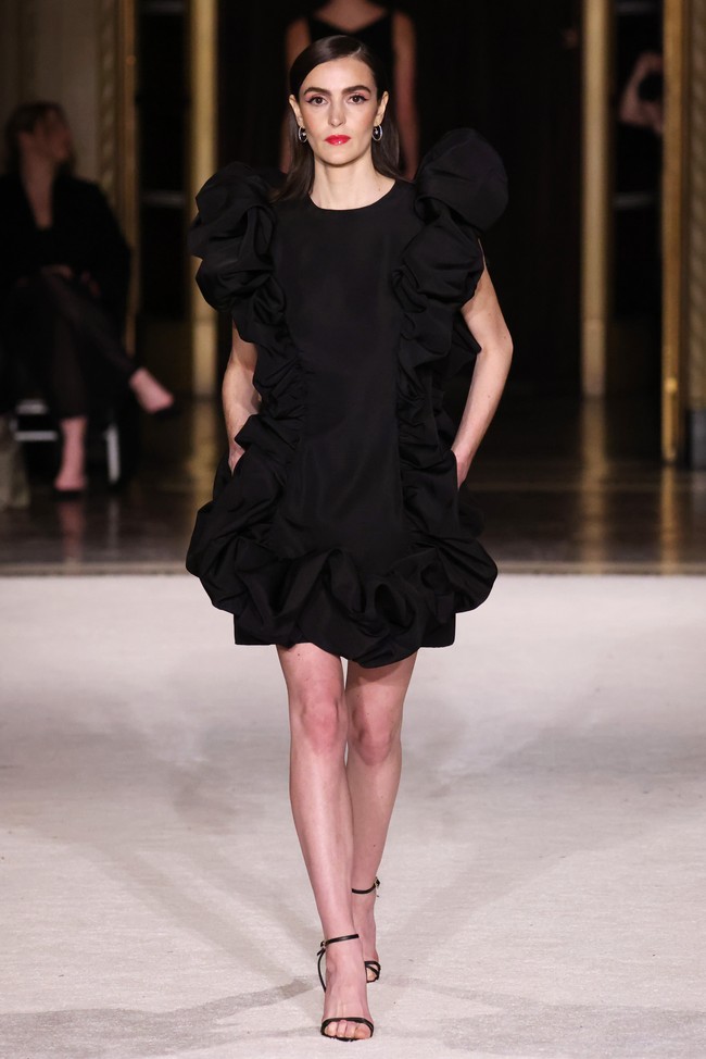 Cody ternyata bukan satu-satunya adik Lindsay Lohan yang berlenggang memeragakan karya dari desainer yang merancang gaun Billy Porter untuk Oscars 2019. Ada Ali Lohan yang turut memperlihatkan bakatnya sebagai model. (Foto: JP Yim/Getty Images for Christian Siriano)