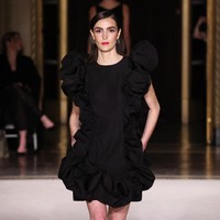 Cody ternyata bukan satu-satunya adik Lindsay Lohan yang berlenggang memeragakan karya dari desainer yang merancang gaun Billy Porter untuk Oscars 2019. Ada Ali Lohan yang turut memperlihatkan bakatnya sebagai model. (Foto: JP Yim/Getty Images for Christian Siriano)