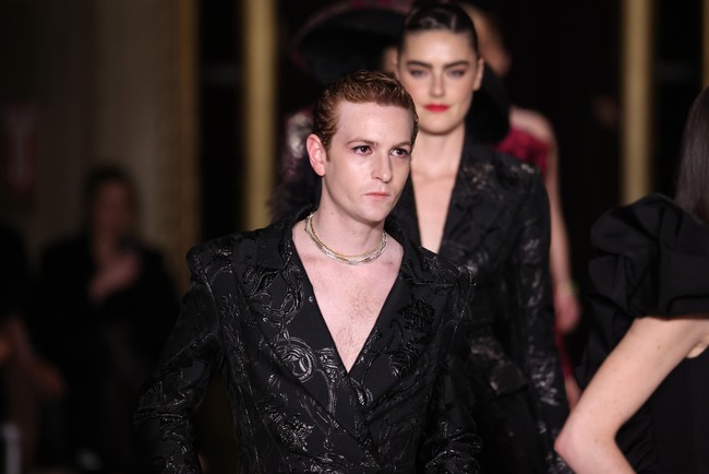 Berjalan di catwalk, Cody Lohan memasang wajah dingin yang memberi kesan edgy pada penampilannya. (Foto: JP Yim/Getty Images for Christian Siriano)