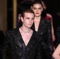 Berjalan di catwalk, Cody Lohan memasang wajah dingin yang memberi kesan edgy pada penampilannya. (Foto: JP Yim/Getty Images for Christian Siriano)
