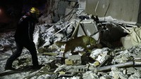 Anjing pelacak menyisir gedung-gedung yang ambruk di wilayah Malatya, Turki.