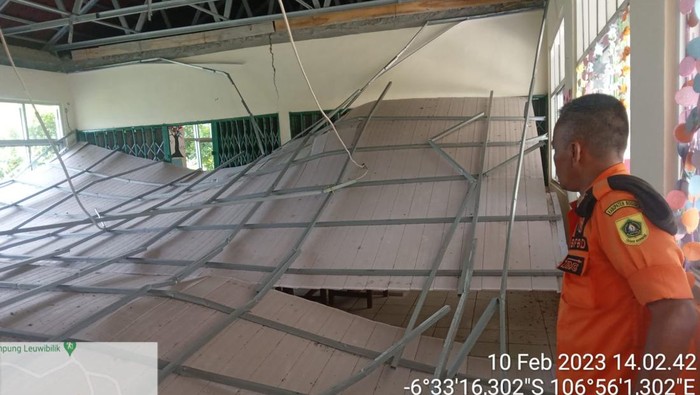 Atap ruang kelas SD di Bogor ambruk diterjang angin kencang