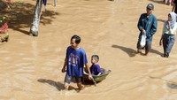 Hujan deras dengan intensitas tinggi tersebut mengakibatkan belasan desa di tiga kecamatan wilayah timur Kabupaten Pasuruan terendam banjir.