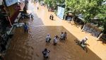 Potret Warga Pasuruan Asyik Ngopi di Tengah Banjir