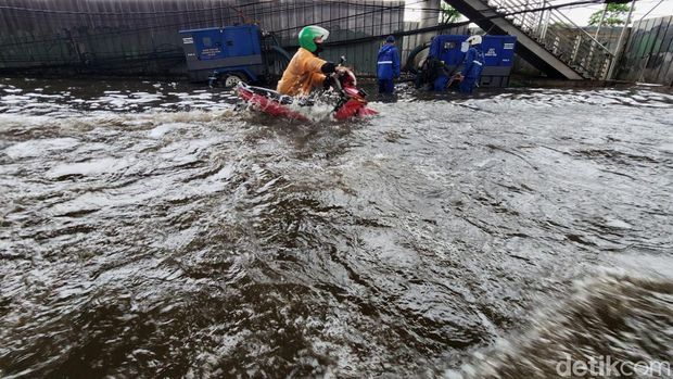 Banjir di kawasan perempatan Seskoal, Cipulir, Jakarta Selatan pagi ini.