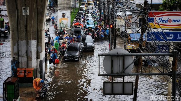 Banjir di kawasan perempatan Seskoal, Cipulir, Jakarta Selatan pagi ini.