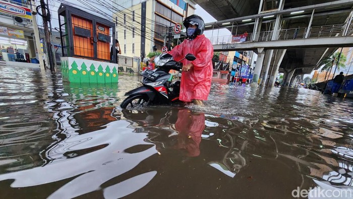 Banjir di kawasan perempatan Seskoal, Cipulir, Jakarta Selatan pagi ini.