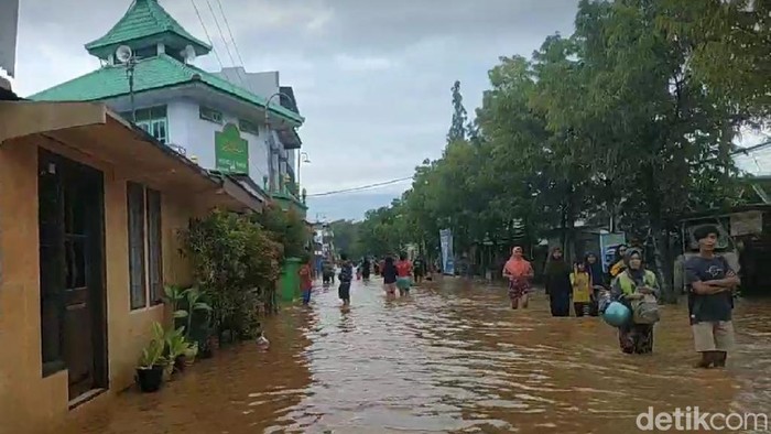 Banjir Lumpuhkan Transportasi dan Aktivitas Warga Grati Pasuruan
