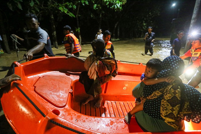 Petugas BPBD Aceh Besar mengevakuasi warga yang terjebak banjir menggunakan perahu di Gampong Teupin Batee, Kecamatan Blang Bintang, Aceh Besar, Aceh, Sabtu (11/2/2023). Banjir yang disebabkan tingginya intensitas hujan tersebut mengakibatkan air Sungai Lingkar meluap sehingga merendam puluhan rumah penduduk dengan ketinggian air antara 30 centimeter hingga 1,5 meter. ANTARA FOTO/Khalis Surry/rwa.