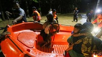 Banjir yang disebabkan tingginya intensitas hujan tersebut mengakibatkan air Sungai Lingkar meluap sehingga merendam puluhan rumah penduduk.
