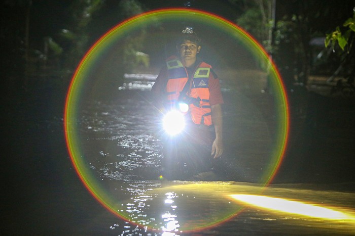 Banjir Rencam Aceh Besar Petugas BPBD Aceh Besar mengevakuasi warga yang terjebak banjir menggunakan perahu di Gampong Teupin Batee, Kecamatan Blang Bintang, Aceh Besar, Aceh, Sabtu (11/2/2023). Banjir yang disebabkan tingginya intensitas hujan tersebut mengakibatkan air Sungai Lingkar meluap sehingga merendam puluhan rumah penduduk dengan ketinggian air antara 30 centimeter hingga 1,5 meter. ANTARA FOTO/Khalis Surry/rwa.
