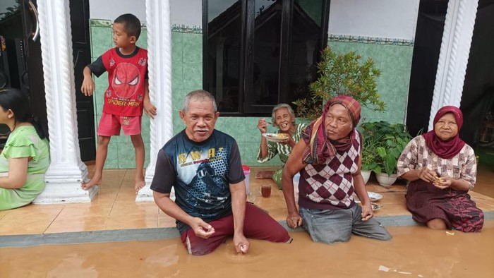 banjir setinggi lebih 2meter merendam rumah warga