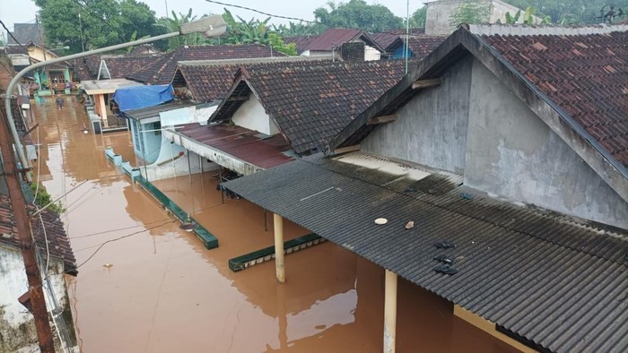 banjir setinggi lebih 2meter merendam rumah warga