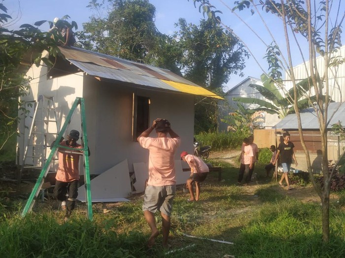 Bedah rumah dari Mak Ganjar.