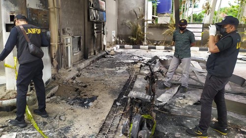 Bidlabfor Polda Bali melakukan olah TKP kebakaran SPBU SPBU 5680711 Nusa Ceningan, Klungkung, Bali, Jumat (10/2/2023).