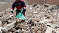 Di malam hari ia berlatih, namun sepanjang pagi dan siang ia memulung sampah untuk menghidupi dirinya (Foto: REUTERS/MOHAMED ABD EL GHANY)