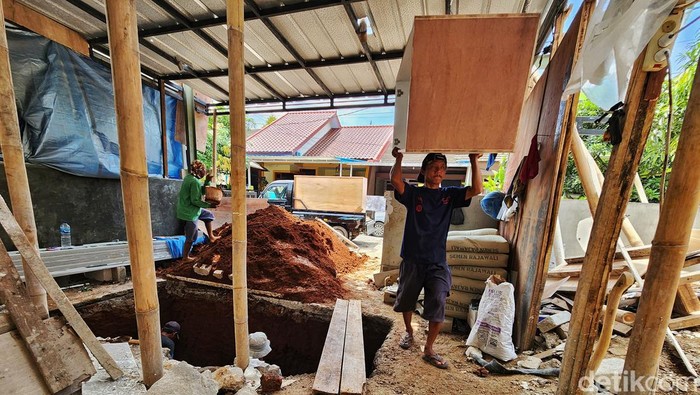 Para pekerja menyelesaikan proyek renovasi rumah di kawasan Cibinong, Bogor, pekan lalu. Permintaan renovasi rumah terus tumbuh pascapandemi dan saling memberikan harga bersaing antar penyedia jasa.