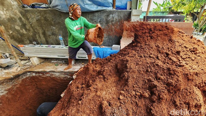 Para pekerja menyelesaikan proyek renovasi rumah di kawasan Cibinong, Bogor, pekan lalu. Permintaan renovasi rumah terus tumbuh pascapandemi dan saling memberikan harga bersaing antar penyedia jasa.