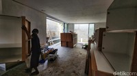 Seorang pekerja menyelesaikan renovasi rumah.