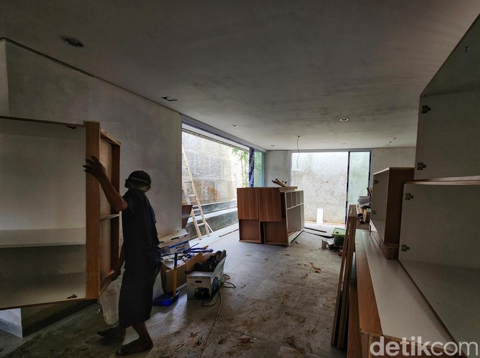 Para pekerja menyelesaikan proyek renovasi rumah di kawasan Cibinong, Bogor, pekan lalu. Permintaan renovasi rumah terus tumbuh pascapandemi dan saling memberikan harga bersaing antar penyedia jasa.