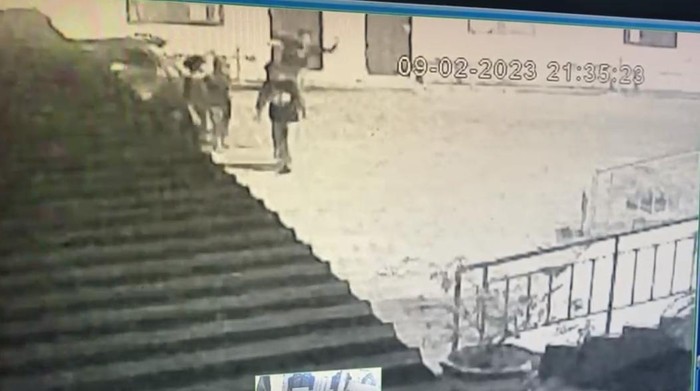 Seorang kakek bernama Ilham (60) babak belur dianiaya remaja di Tarakan, Kalimantan Utara (Kaltara) saat mengambil air di halaman masjid. Polisi mengamankan 4 orang terkait penganiayaan tersebut.